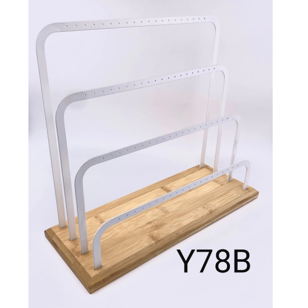 EXHIBIDOR PARA ARETE LARGO CON BASE DE MADERA EN METAL COLOR BLANCO DE 39X34X15 CM