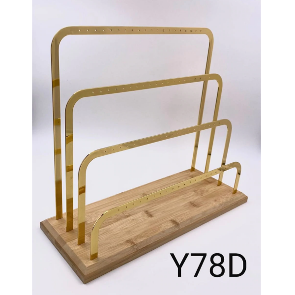 EXHIBIDOR PARA ARETE LARGO CON BASE DE MADERA EN METAL COLOR DORADO DE 39X34X15 CM