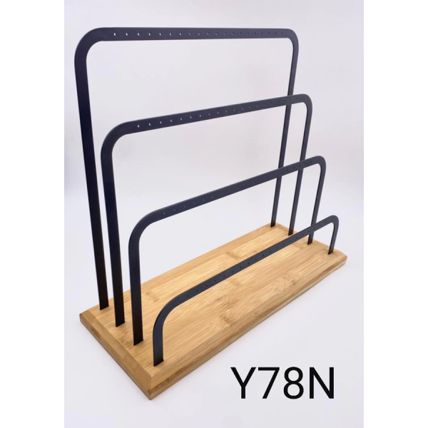 EXHIBIDOR PARA ARETE LARGO CON BASE DE MADERA EN METAL COLOR NEGRO DE 39X34X15 CM