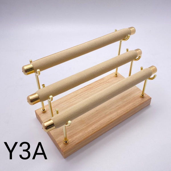 EXHIBIDOR DE 3 TUBOS PARA ANILLOS EN COLOR BEIGE CON BASE DE MADERA 19X12X10 CM
